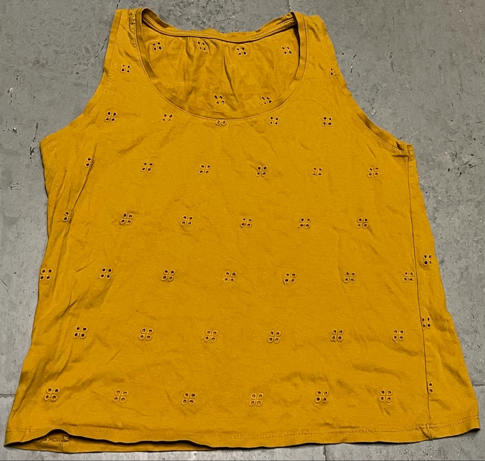 Camiseta naranja con calados 